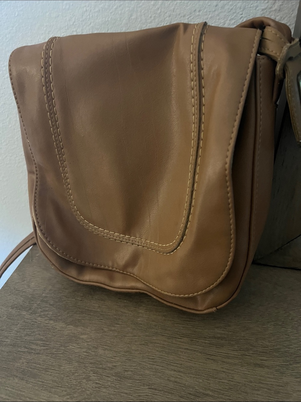 Liz Claiborne Brown/Tan Crossbody Saddle Bag. This is a beautiful Vintage Bag